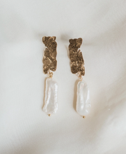 Load image into Gallery viewer, Lizzy Pearl Earring