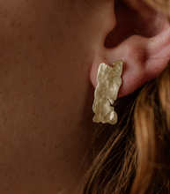 Load image into Gallery viewer, Hammered Gold Stud Earring