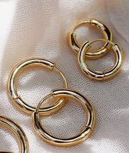 Load image into Gallery viewer, 18kt Gold Filled Huggie Hoop Earrings