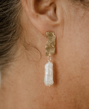 Load image into Gallery viewer, Lizzy Pearl Earring
